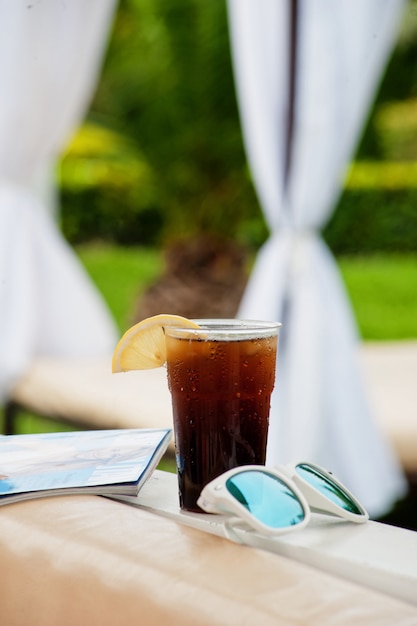 Coquetel de verão no parque aquático em férias