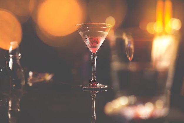Coquetel em copo de martini Fundo do clube noturno