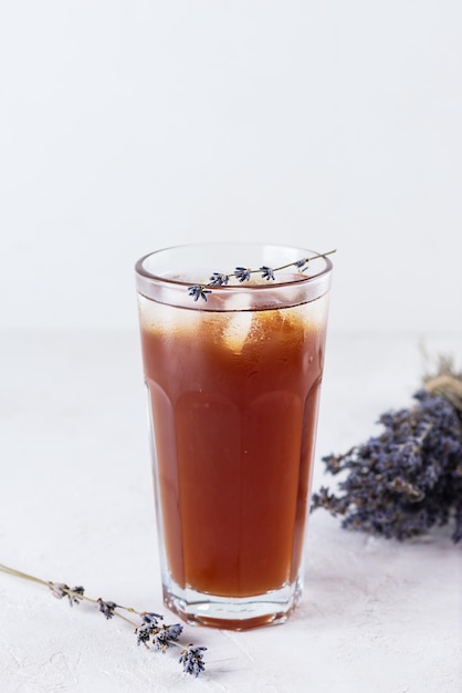 Coquetel frio com gelo e lavanda em um copo