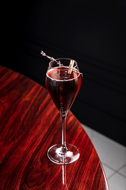 Coquetel Kir royal low abv em copo de flauta decorado com lavanda