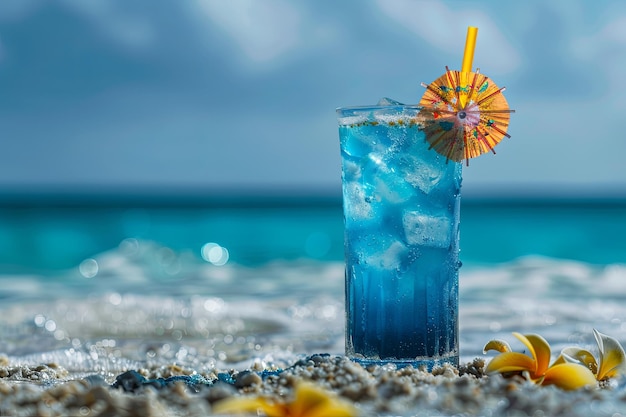 Foto coquetel líquido azul com gelo e guarda-chuva em meio a uma paisagem natural