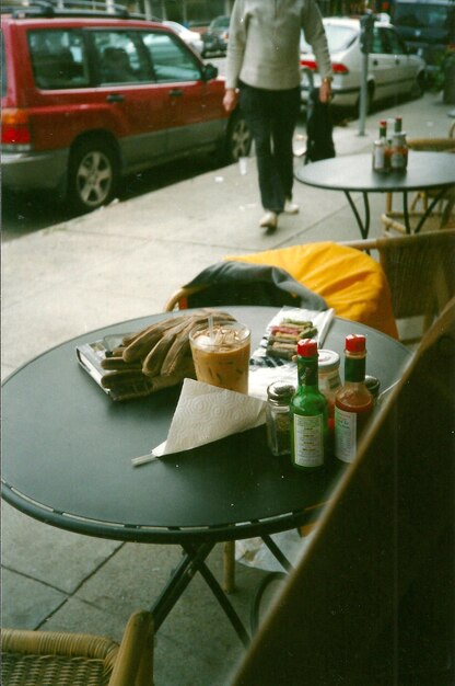 Foto coquetel na mesa de um café na calçada