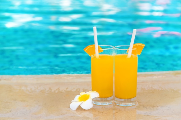 Coquetel na taça à beira da piscina e frutas