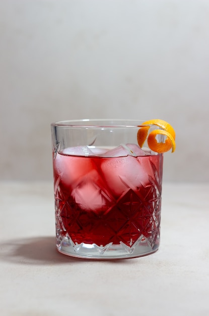 Coquetel Negroni. Amargo, gim, vermute, gelo. Barra. Receitas Bebidas alcoólicas.