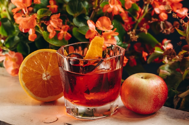 Coquetel negroni em copo antigo