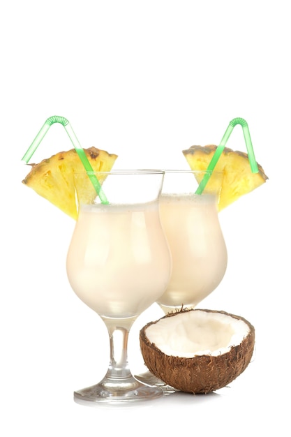 Coquetel Pina Colada. Coquetel alcoólico refrescante de verão Pina Colada com leite de coco e suco de abacaxi. bebida de verão. preparação de coquetéis.