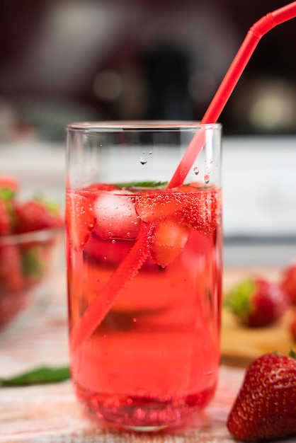 Coquetel refrescante de verão com morangos e hortelã fresca e cubos de gelo Closeup foco seletivo