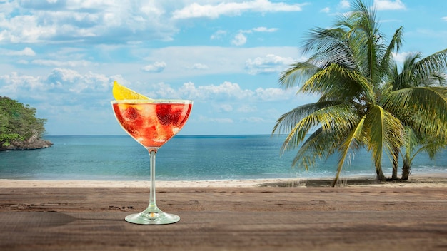 Coquetel refrescante de verão com praia do mar ou oceano ao fundo