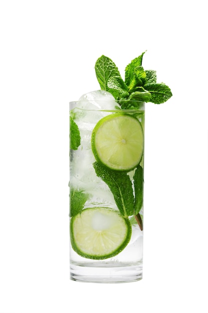 Coquetel refrescante de verão mojito com gelo e hortelã