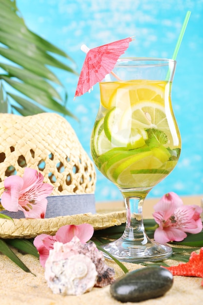 Foto coquetel refrescante na praia de areia