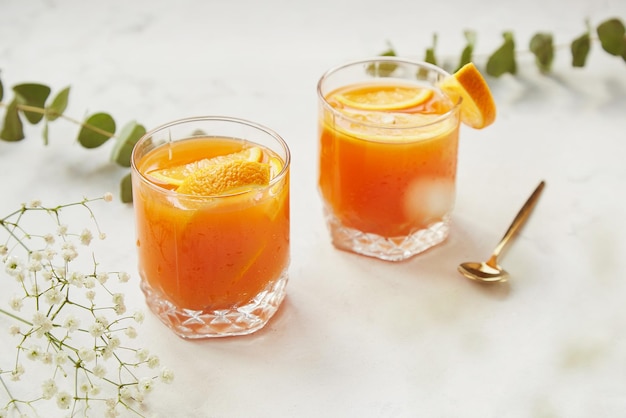 Coquetel refrescante não alcoólico fresco com laranja, toranja e limão Bebida vitamínica de desintoxicação