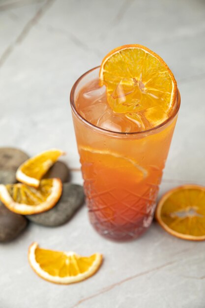 coquetel refrescante não alcoólico na limonada de calor com gelo em uma mesa cinza