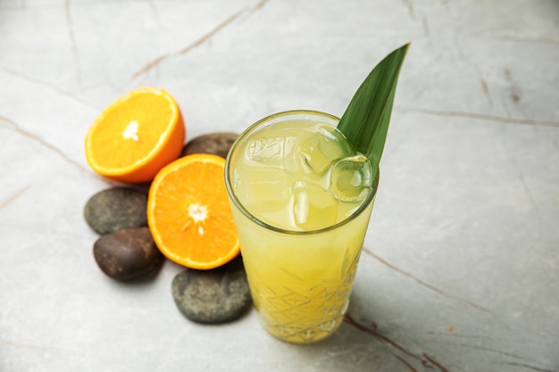 coquetel refrescante não alcoólico na limonada de calor com gelo em uma mesa cinza