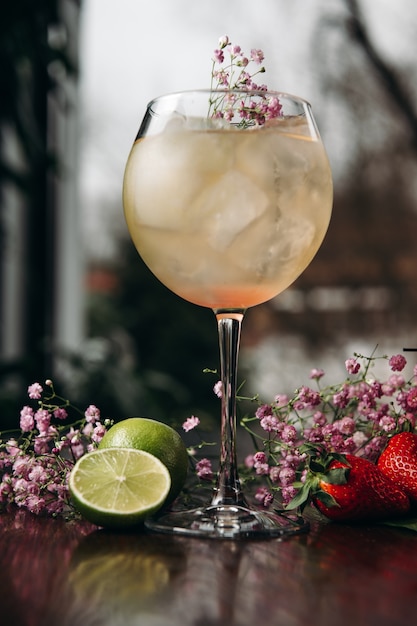 Coquetel spritz fresco com limão e cubo de gelo em um copo de vinho