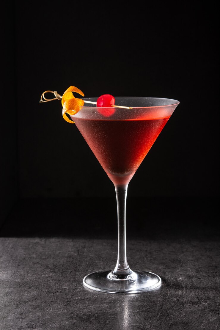 Coquetel tradicional de Manhattan com cereja