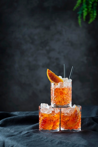 Coquetel tradicional italiano Aperol Spritz com imagem de foco seletivo laranja