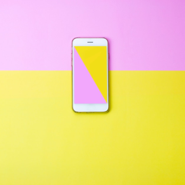 cor amarela e rosa na tela do telefone inteligente em fundo colorido