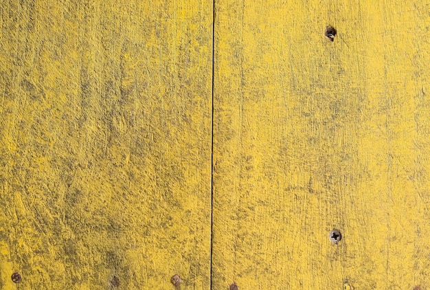 Cor amarela na porta de madeira