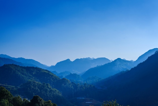 Cor azul da camada de montanhas durante o pôr do sol, chiang mai, tailândia