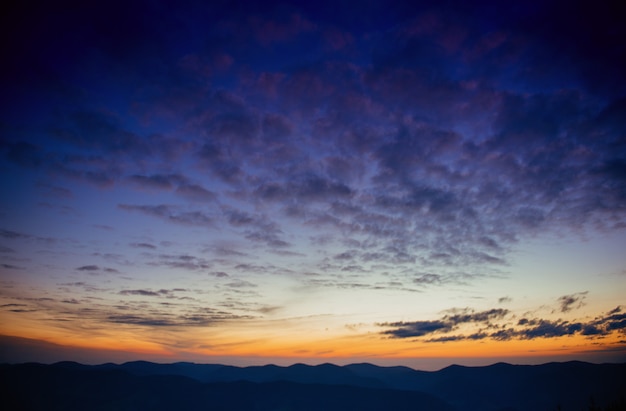 Cor azul das montanhas durante o pôr do sol. Cárpatos, Ucrânia.