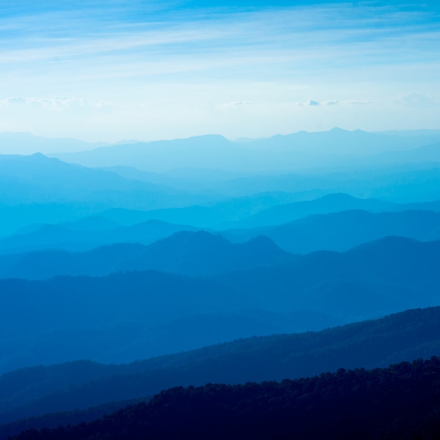 cor azul das montanhas durante o pôr do sol