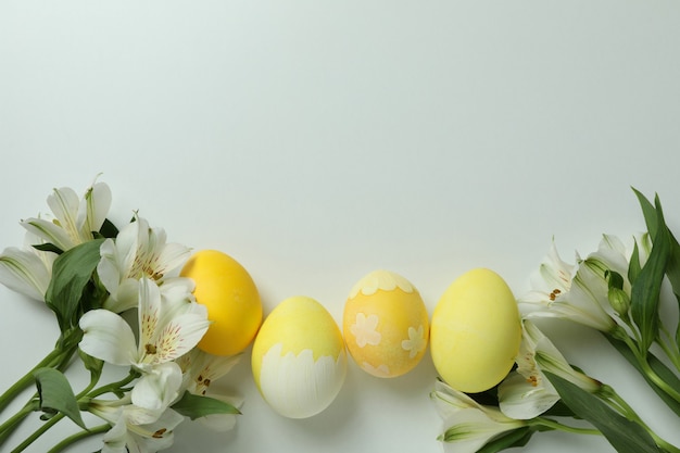 Cor de fundo de ovos de Páscoa e flores de alstroemeria