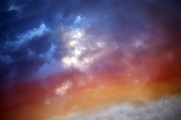 Cor do céu de arco-íris, nuvens azuis. céu do sol