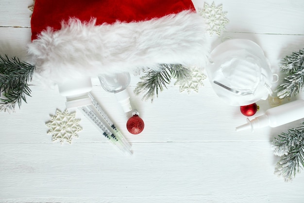 Cor plana do coronavírus médico de Natal, máscara protetora, pílulas, anti-sépticos, decoração em fundo branco, tema de ano novo