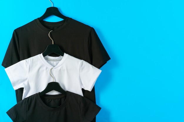 Foto cor preto e branco duas camisetas simples, copie o espaço