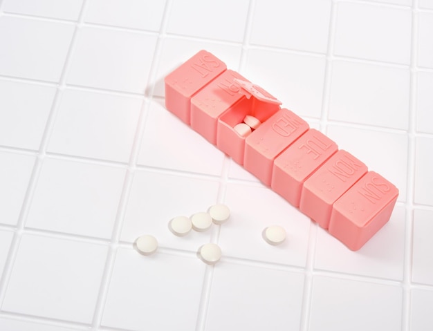 Cor rosa da caixa de comprimidos e medicamentos dispersos Conceito de medicina tradicional