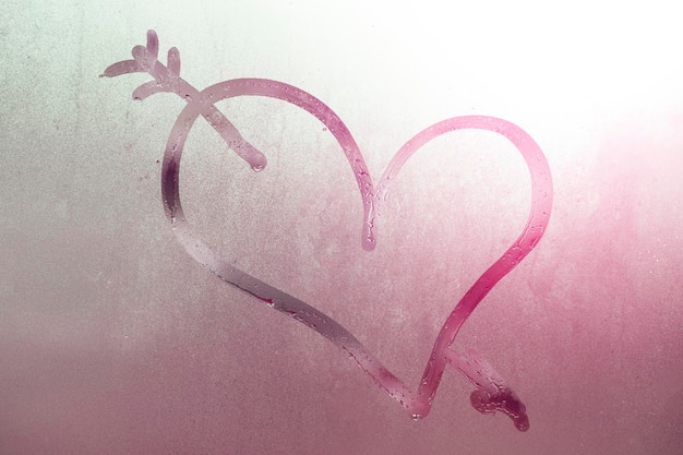 Coração com símbolo de contorno de seta de amor em fundo transparente de gradiente de vidro transparente enevoado