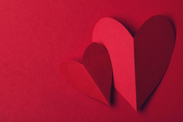 Coração de amor de papel vermelho em um fundo vermelho liso fundo de romance de dia dos namorados