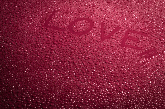 Coração de amor dos namorados feita por bolhas de água em um vermelho