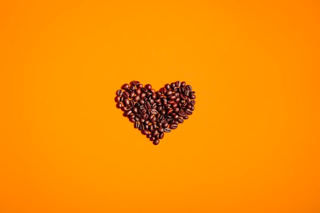 Coração de café com grãos de café