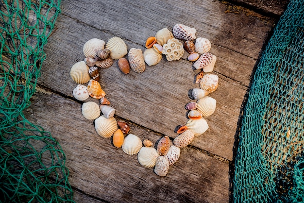 Coração de conchas do mar.