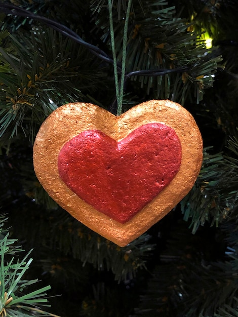 Coração de decoração de Natal na árvore de Natal verde. Celebração de Ano Novo. Época de Natal. natal romantico