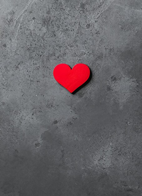 Foto coração de dia dos namorados em um fundo de cimento escuro copiar espaço para texto