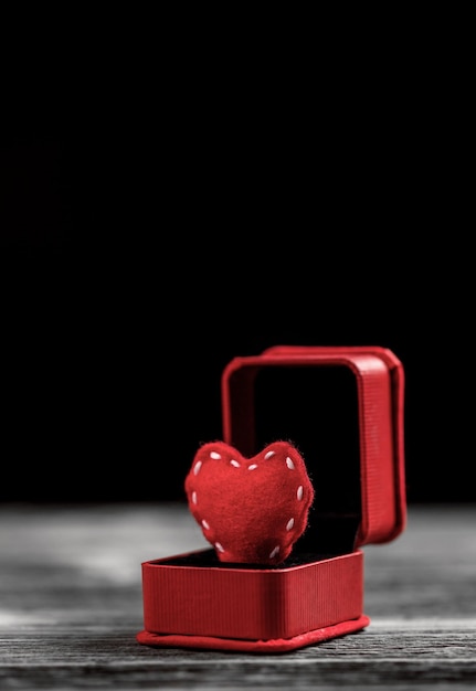 Coração de feltro vermelho na caixa do anel
