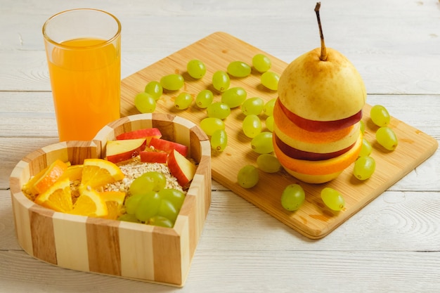 Coração de frutas na mesa de madeira. Conceito de comida saudvel.