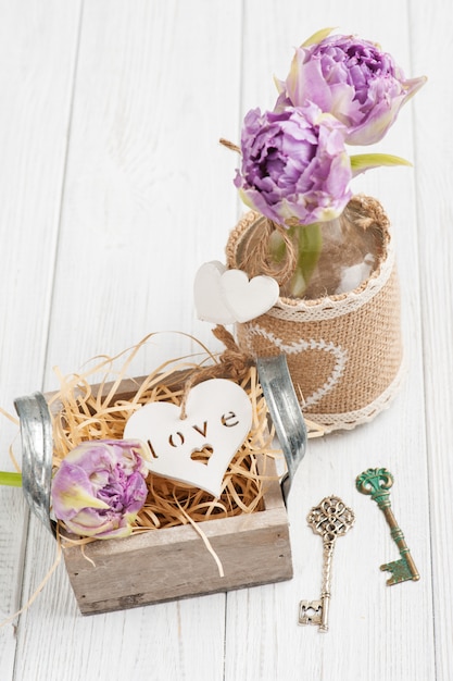 Coração de madeira em caixa de presente vintage com tulipas chave e roxas