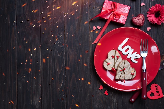 Coração de madeira na placa vermelha para o dia dos namorados com o conceito de amor para dia dos namorados