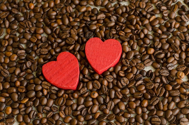 Coração de madeira no fundo de grãos de café