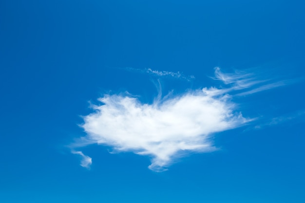 Coração de nuvem no céu