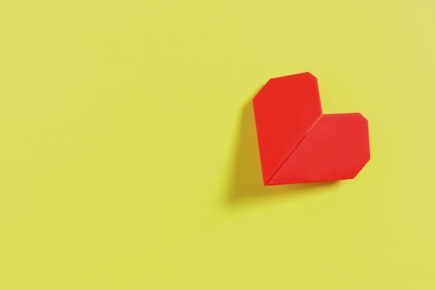 Coração de origami. Símbolo do dia dos namorados