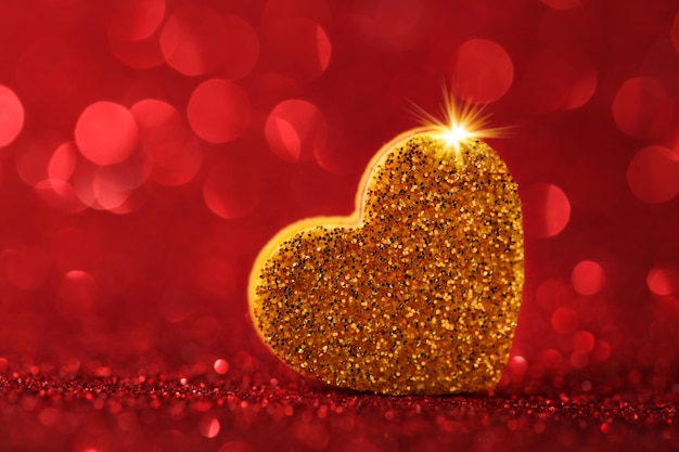 Coração de ouro no fundo festivo do Dia dos Namorados abstrato vermelho brilho ou luzes de círculos Copiar espaço