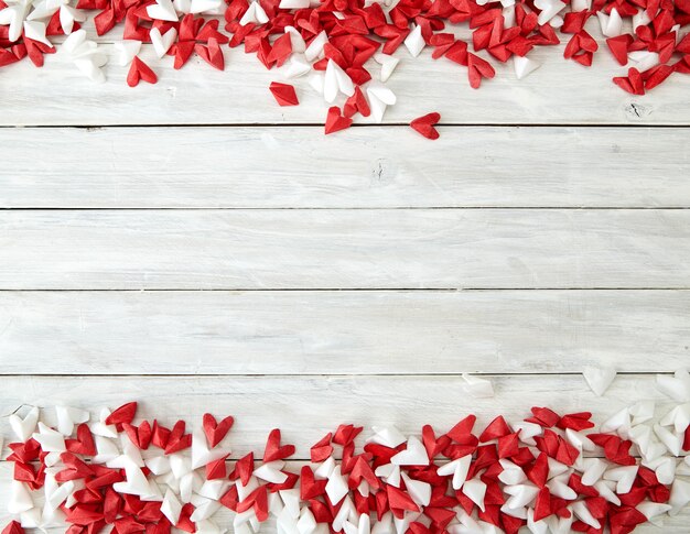 Coração de papel branco e vermelho na madeira