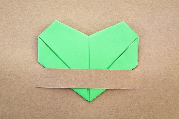 Coração de papel verde, cartão de amor, cartão postal de amor