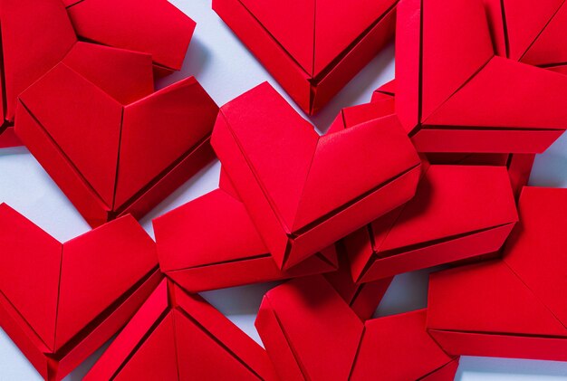 Coração de papel vermelhoDia dos NamoradosUm coração de origami vermelho em um fundo brancoCorações de papel vermelho isolados