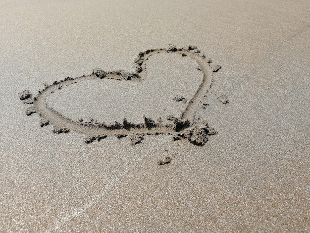 Foto coração desenhada na areia