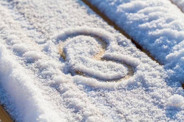 Coração desenhando na neve